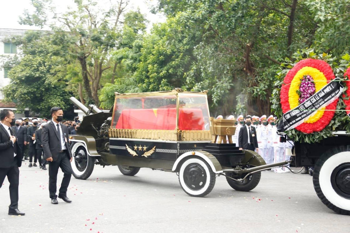 Cỗ linh xa bắt đầu lăn bánh rời khỏi khuôn viên nhà tang lễ.