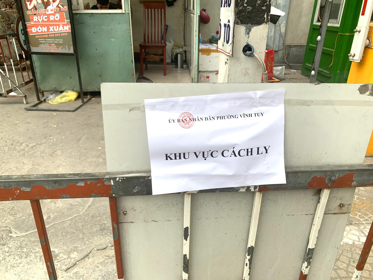 Sáng ngày 3/2, khu vực toà chung cư N03, Lạc Trung, Vĩnh Tuy, Hai Bà Trưng đã bị phong toả. Ảnh: Lan Anh. 