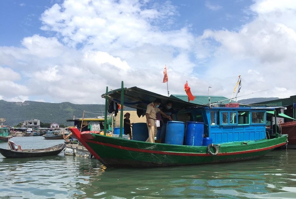 Cảnh sát đường thủy phát hiện các tày chở dầu không có hóa đơn, chứng từ. Ảnh: CA Quảng Ninh.