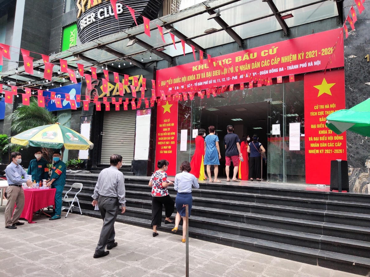 Cử tri thực hiện sát khuẩn trước khi vào bầu cử.