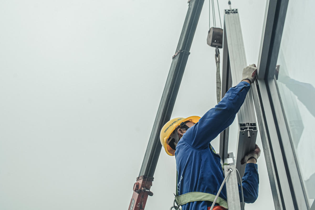Thời gian lắp đặt mỗi tấm vách chống ồn mất khoảng 10 phút.