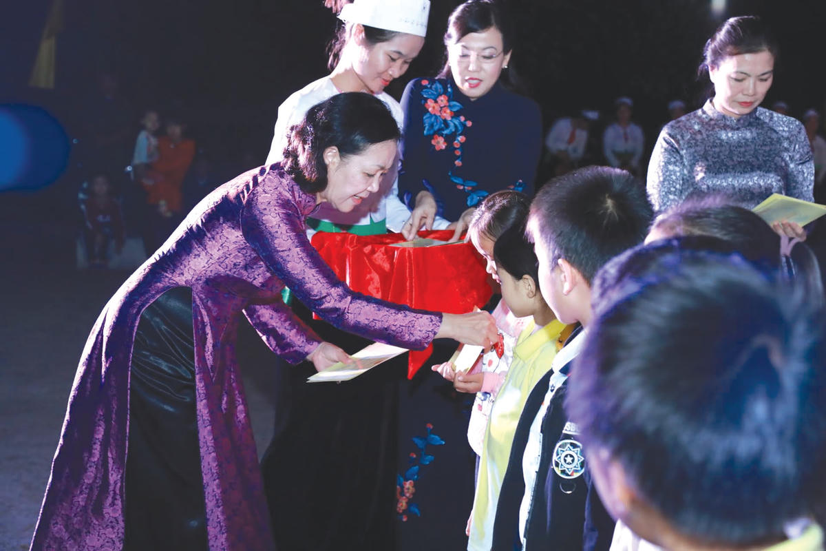 Ủy viên Bộ Chính trị, Bí thư Trung ương Đảng, Trưởng ban Dân vận Trung ương Trương Thị Mai trao quà cho các cháu thiếu nhi tại Ngày hội Đại đoàn kết ở xóm Đồng Mới, xã Dũng Phong, huyện Cao Phong, tỉnh Hoà Bình. Ảnh: Quang Vinh.  