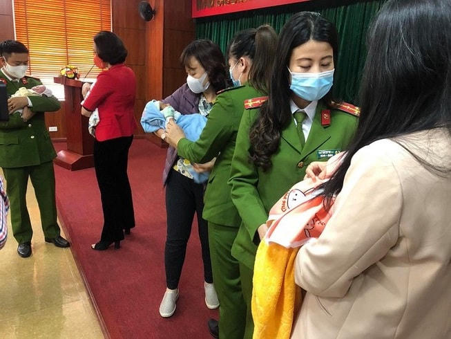 Cơ quan chức năng đã bàn giao 4 bé vừa được giải cứu cho Trung tâm Bảo trợ xã hội (Hội Liên hiệp Phụ nữ Việt Nam).