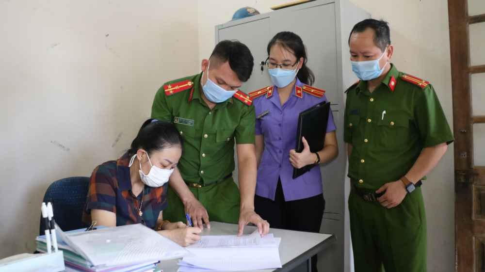 Bị can Nguyễn Thị Thương cán bộ Tư pháp kiêm Thủ quỹ xã Hợp Thành bị khởi tố.