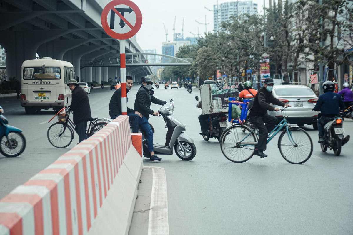 Đặc biệt, vào giờ cao điểm trong sáng nay hàng chục phương tiện quay đầu tại lối lên xuống ngay ngã tư Cổ Nhuế.