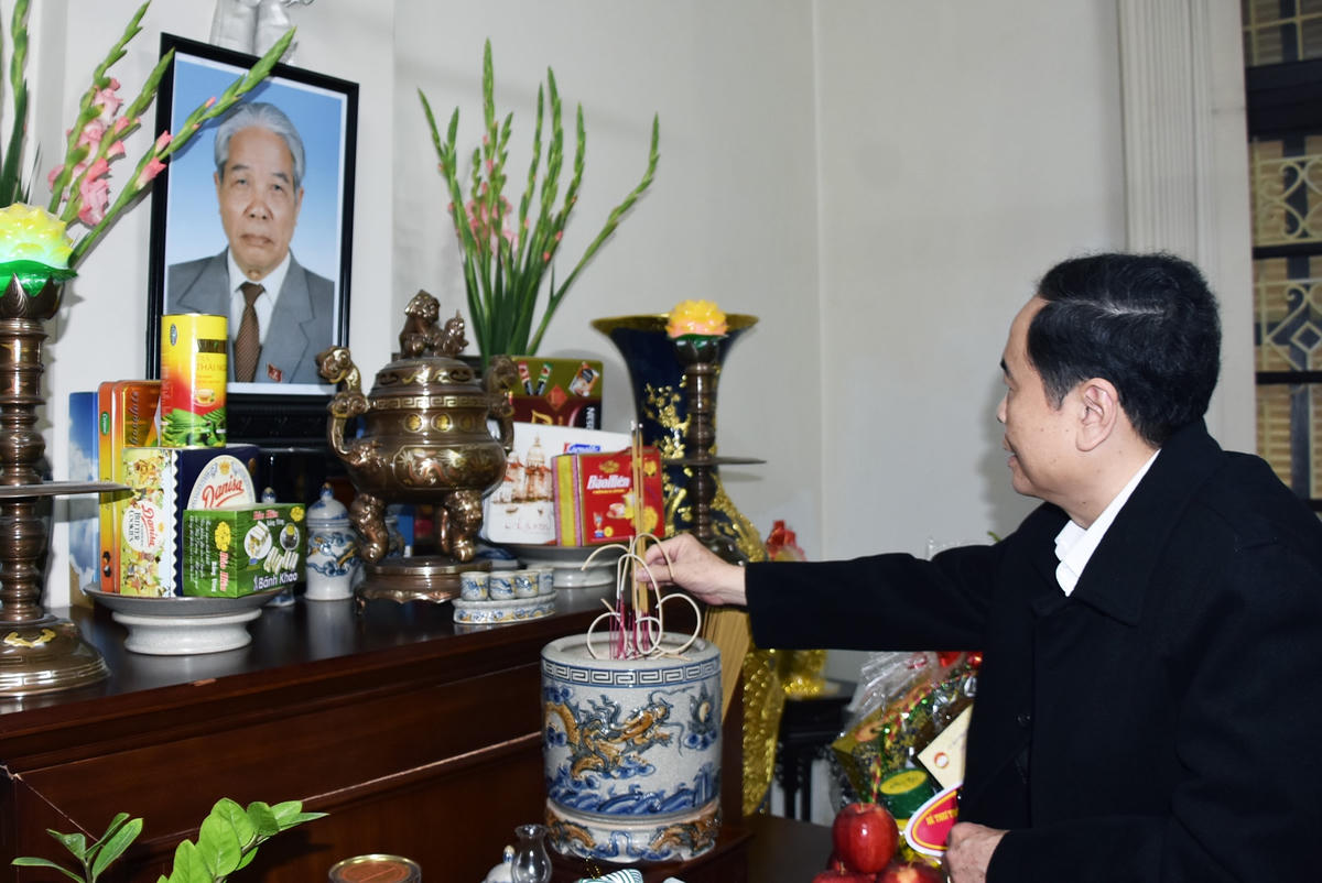 Chủ tịch Trần Thanh Mẫn dâng hương tưởng nhớ cố Tổng Bí thư Đỗ Mười.
