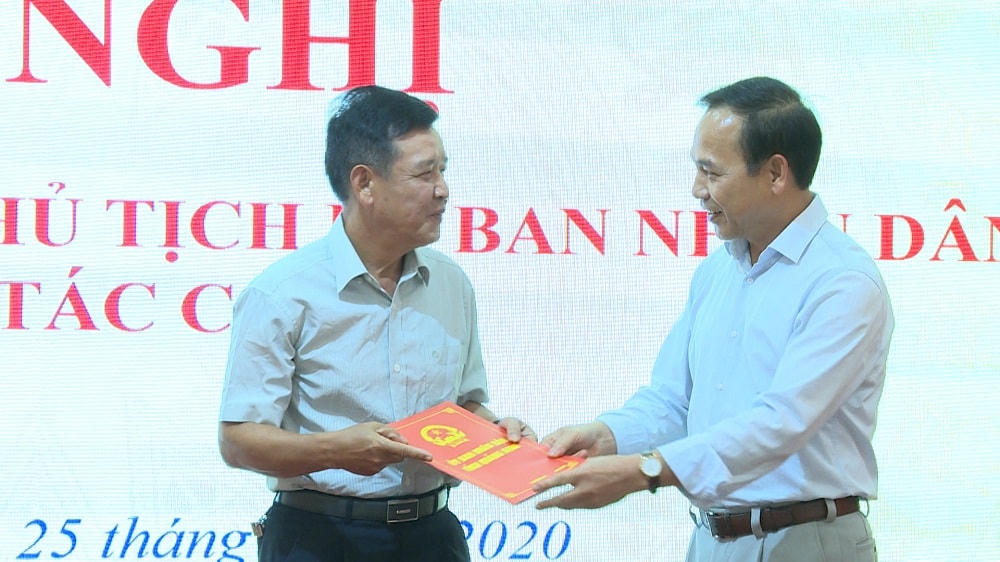 Ông Đặng Huy Hậu trao quyết định điều động, bổ nhiệm đồng chí Phạm Văn Bảy giữ chức Phó Giám đốc Ban Quản lý dự án đầu tư xây dựng các công trình dân dụng và công nghiệp. Ảnh: baoquangninh.vn.
