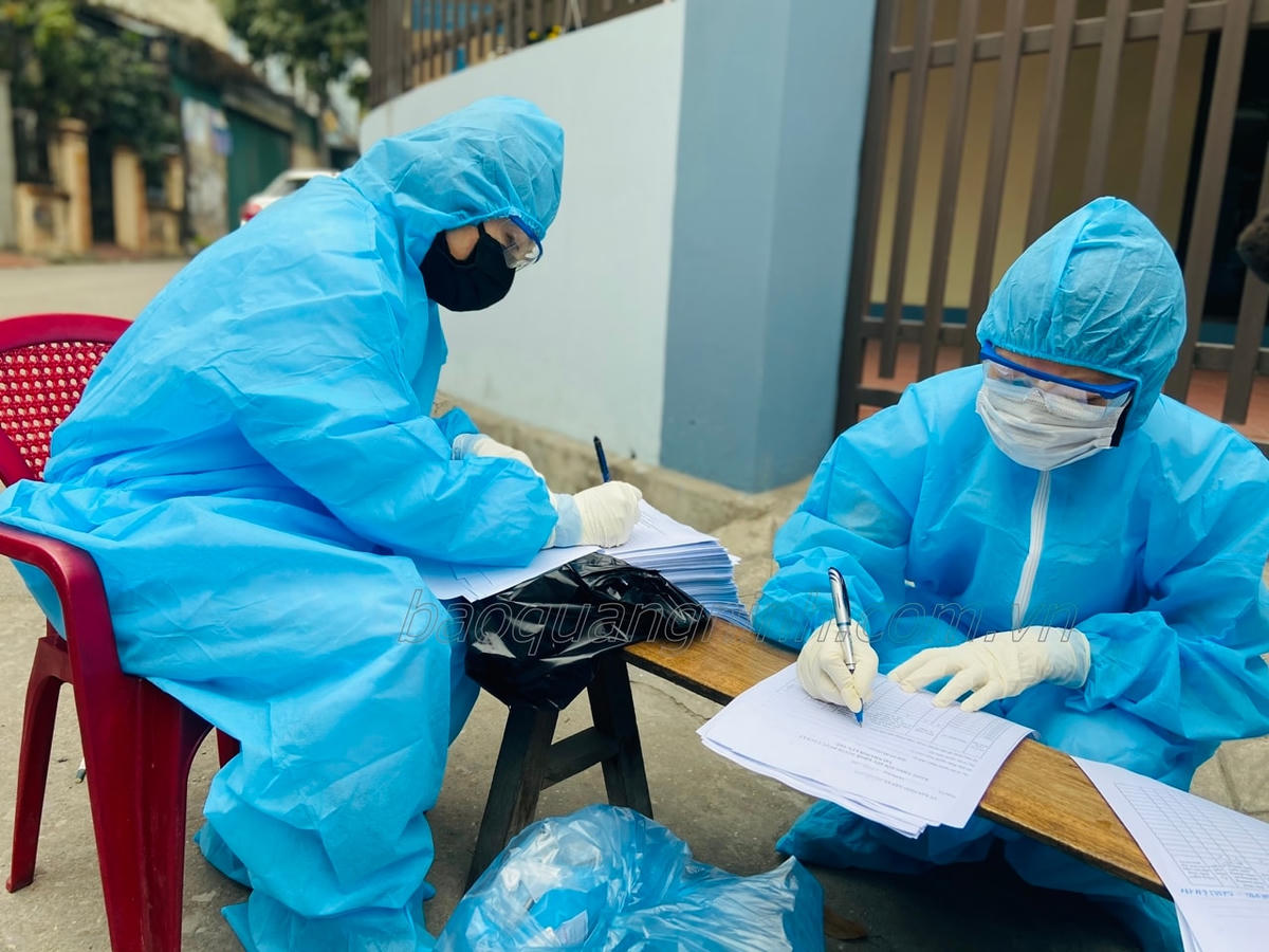 Lực lượng y tế TP Hạ Long ghi thông tin trên phiếu theo dõi sức khỏe cho người dân tổ 1, khu 6, phường Hồng Hà. Ảnh: Báo Quảng Ninh.