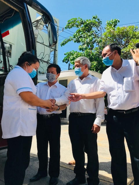 Đại diện UBND tỉnh, Ủy ban MTTQ Việt Nam tỉnh, Ban Tuyên giáo Tỉnh ủy chúc các nhân viên y tế sức khỏe và hoàn thành nhiệm vụ.