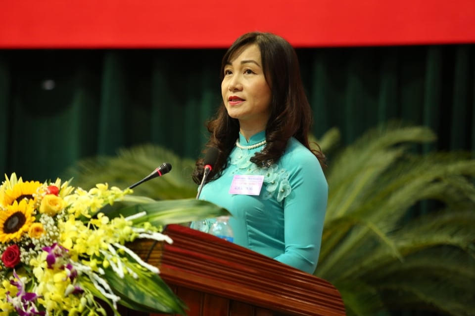 Bà Nguyễn Thị Mai Thủy, Phó Chủ tịch Thường trực Ủy ban MTTQ tỉnh Hà Tĩnh phát biểu tại kỳ họp.