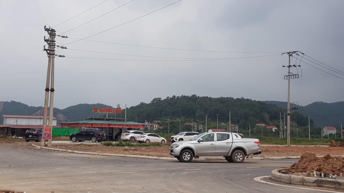 Dân kinh doanh bất động sản tụ về Nội Hoàng. Ảnh: Hà An.