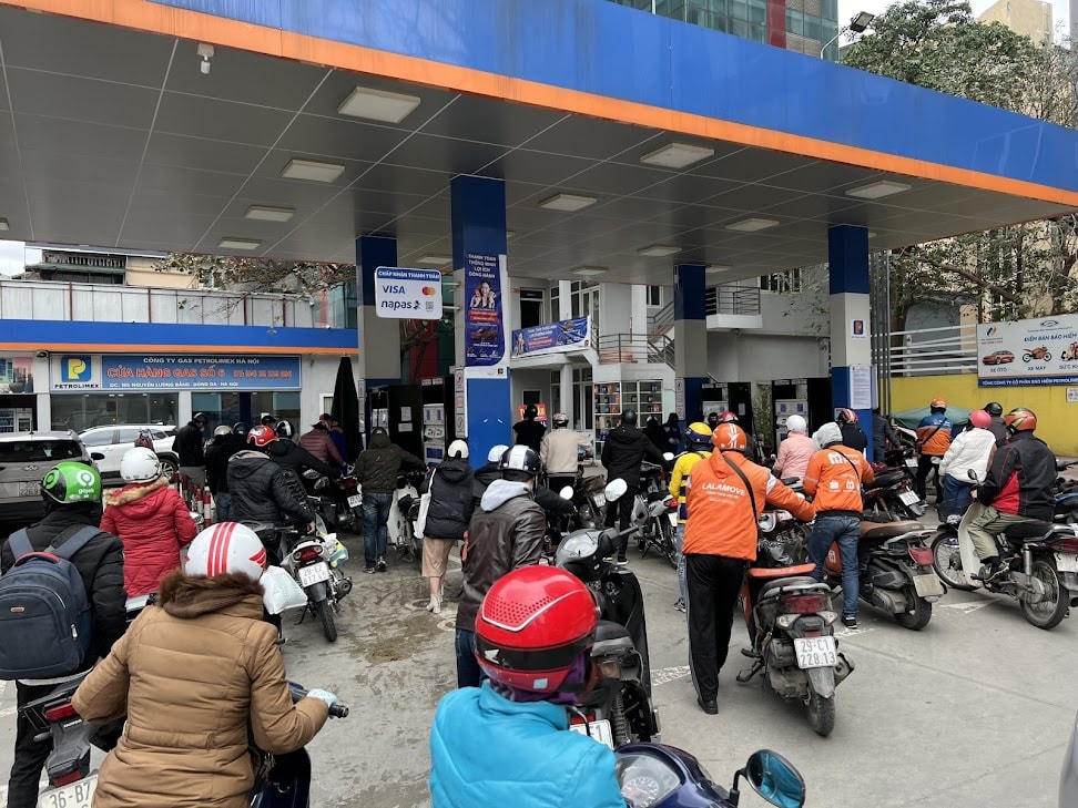 Người dân Hà Nội đi mua xăng vào ngày 10/3, trước khi xăng tăng giá. Ảnh: Quang Vinh