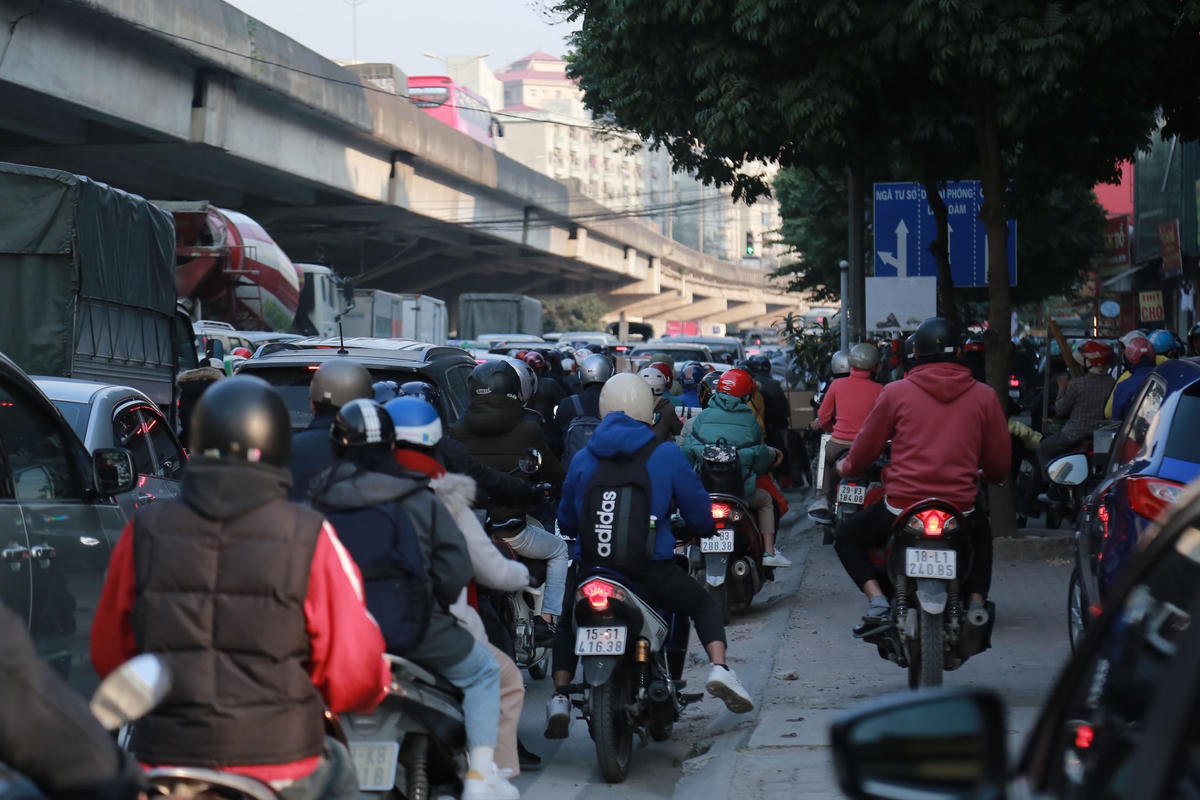 Trên đường Nguyễn Xiển giao thông cũng "tê liệt". Ảnh: Dân trí.