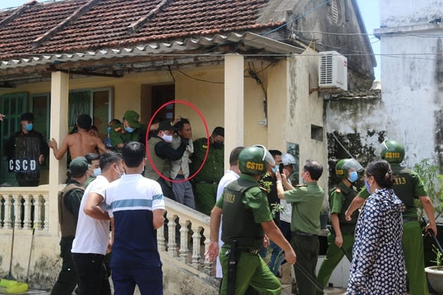 Trần Văn Hựu khi bị cảnh sát khống chế.