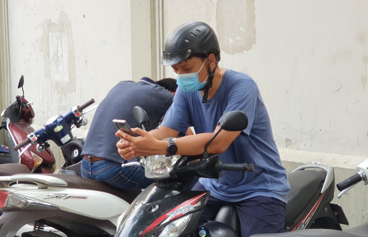Sáng nay 7/7, thí sinh thi môn đầu tiên là môn Ngữ Văn, thời gian làm bài 120 phút. 7h30 các giám thị phát đề, thí sinh làm bài sau đó 5 phút. Buổi chiều, các thí sinh tiếp tục làm bài thi môn Toán trong 90 phút. Giám thị phát đề lúc 14h20, thí sinh làm bài từ 14h30.