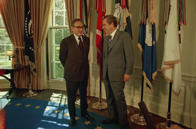 Ngày 16/10/1973, tại Phòng Bầu dục của Nhà Trắng, Ngoại trưởng Henry Kissinger được Tổng thống Richard Nixon chúc mừng vì đoạt giải Nobel Hòa bình năm 1973.