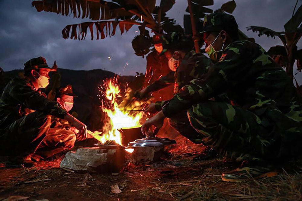Bữa ăn tối trong rừng sâu.