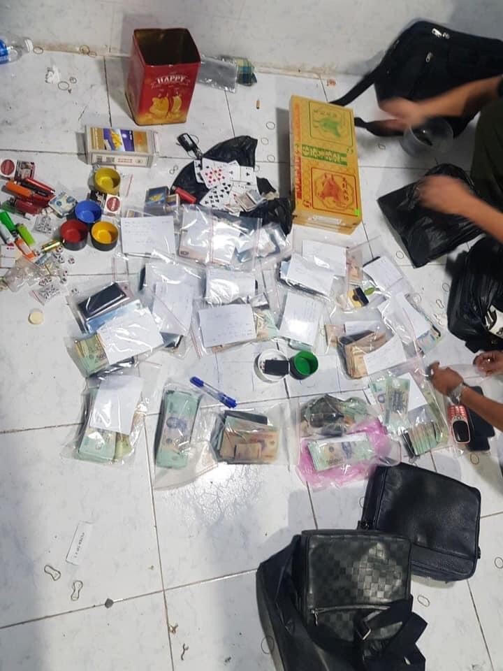 Công an thu giữ tang vật tại hiện trường.