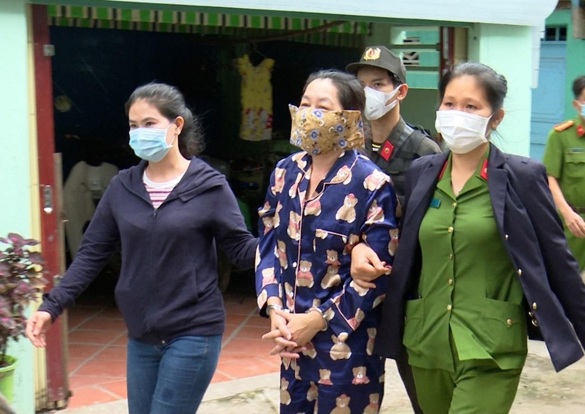 “Bà trùm” Mười Tường (giữa) bị công an dẫn giải. Nguồn: Công an An Giang.  