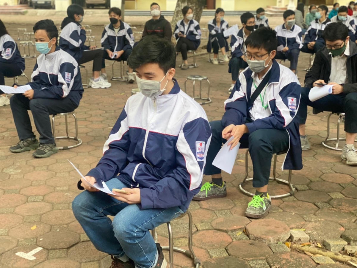 Học sinh cấp 3 tại Hà Nội đi học trực tiếp từ 6/12