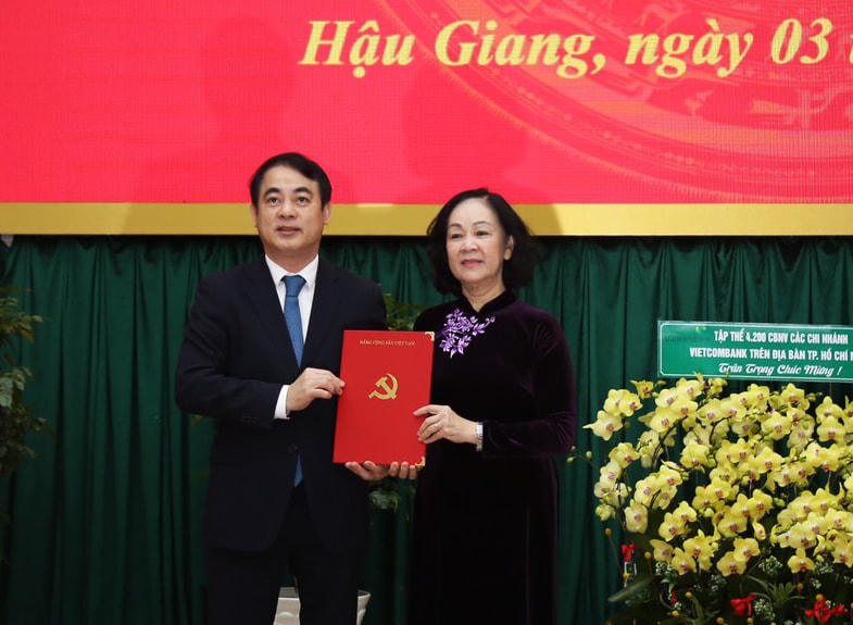 Uỷ viên Bộ Chính trị, Trưởng Ban Tổ chức Trung ương Trương Thị Mai trao quyết định điều động chỉ định ông Nghiêm Xuân Thành làm Bí thư Tỉnh uỷ Hậu Giang. 