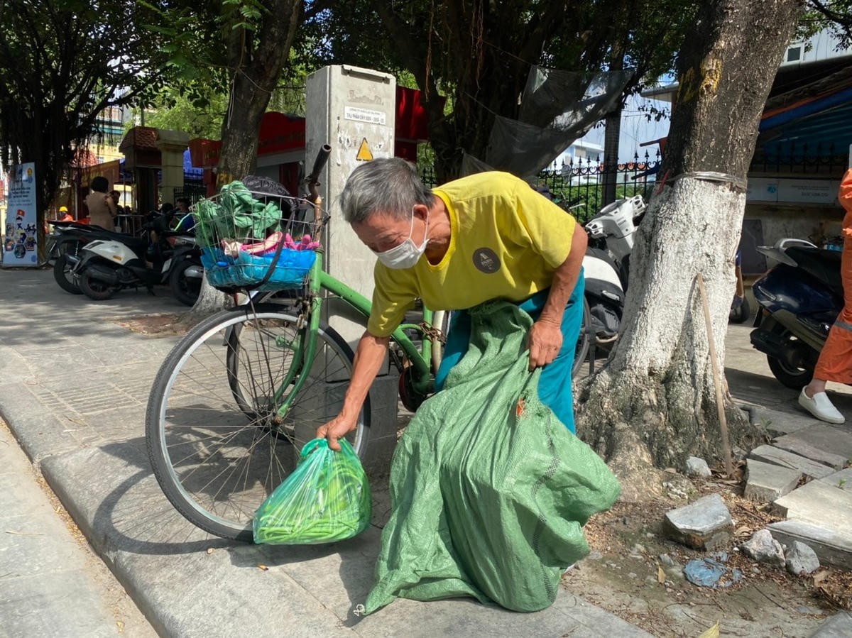 Niềm vui của ông Trương Văn Quỳnh khi nhận phần quà hỗ trợ.