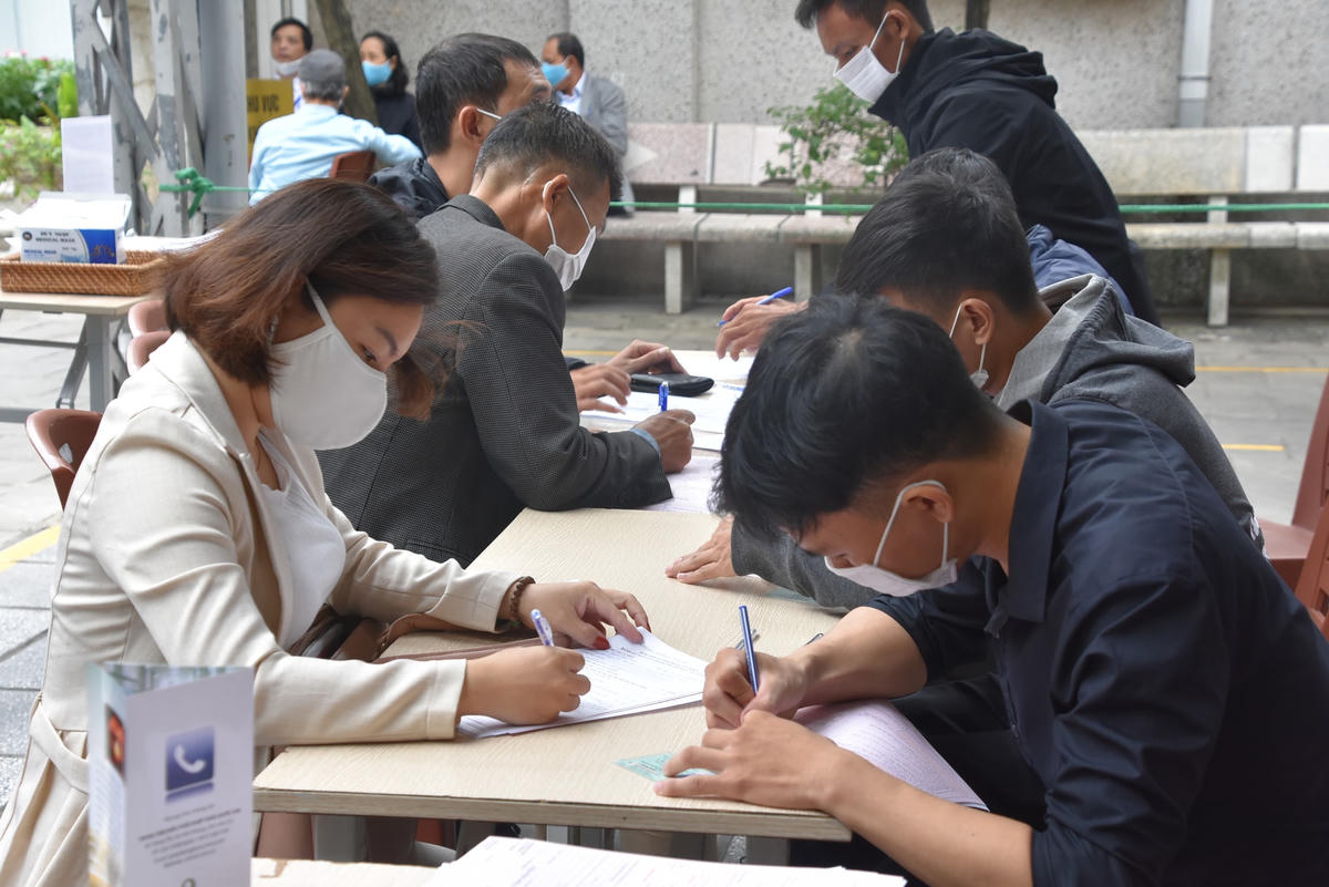 Nhiều người đã có mặt từ sớm để đăng ký tham gia hiến máu, hiến tặng mô, tạng.