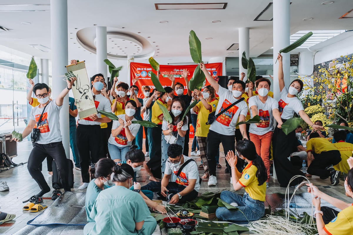 Được biết, đội tình nguyện viên nghệ sĩ gói bánh cùng các y bác sĩ - những người trực dịp Tết Nguyên đán tại bệnh viện. Các nguyên liệu làm bánh như: lá dong, gạo nếp, đậu xanh, thịt lợn... được các tình nguyện viên (áo vàng) và đại diện Thành đoàn TP Hồ Chí Minh chuẩn bị từ trước.