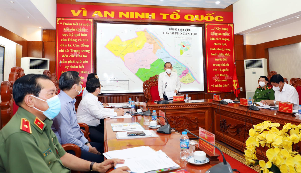 Phó Thủ tướng Thường trực Chính phủ Trương Hoà Bình phát biểu chỉ đạo tại buổi làm việc.