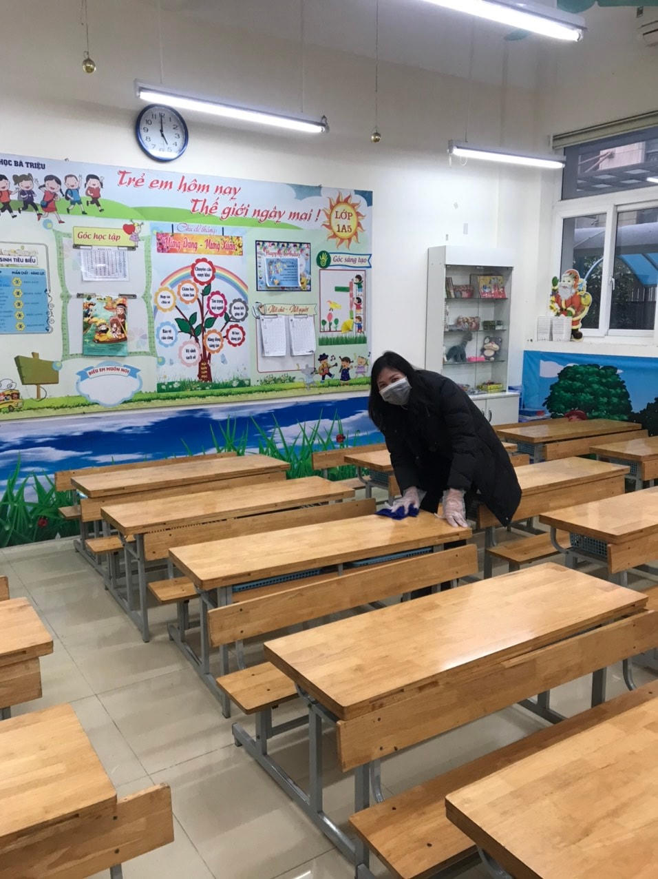 Trường Tiểu học Bà Triệu (quận Hai Bà Trưng) tiến hành vệ sinh lần cuối vào ngày 1/3.