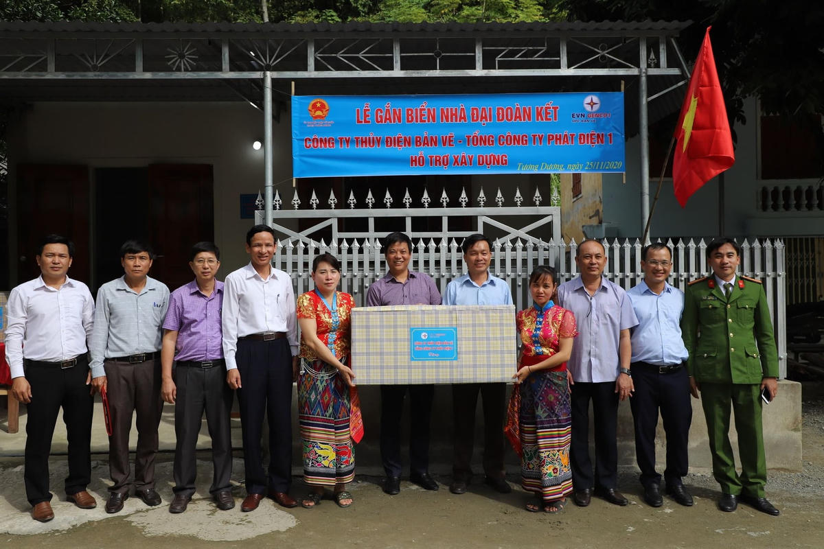 Cty Thủy điện Bản Vẽ trao nhà Đại Đoàn kết cho người nghèo tại huyện Tương Dương