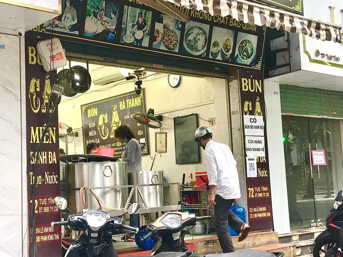Chủ một cơ sở kinh doanh bún cá trên đường Tuệ Tĩnh cho biết: "Sáng nay mới chỉ có lác đác người đến ăn tại quán. Một phần vì mưa lạnh, người dân ngại ra đường, phần vì nhiều người còn chưa biết đến quy định mới này của TP. Để chuẩn bị cho sáng nay, cả đêm qua các nhân viên tại quán đã phải dọn dẹp bàn ghế và sắp xếp lại chỗ ngồi cho khách"...