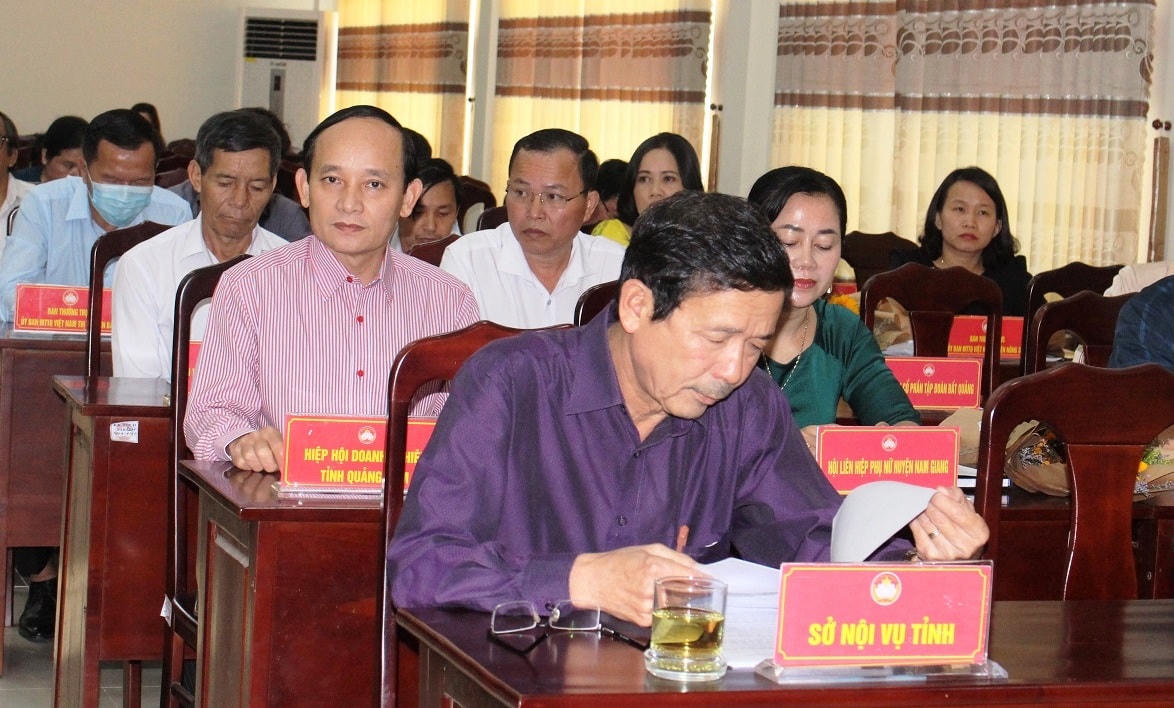 Các đại biểu tham dự hội nghị giới thiệu người ứng cử ĐBQH, HĐND tỉnh.