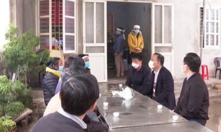 Lãnh đạo thị trấn Tân Phong và huyện Quảng Xương đến hỗ trợ, chia buồn với gia đình nạn nhân.
