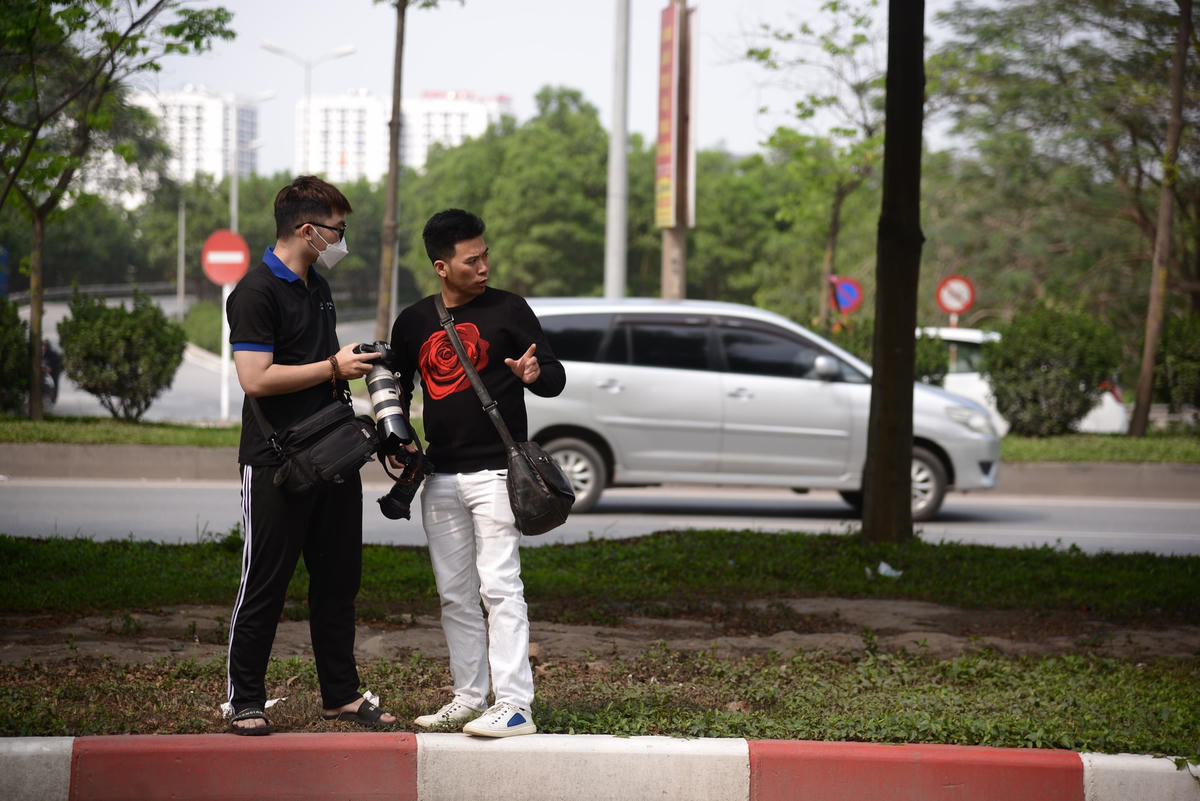 Nhiều người đỗ xe dưới lòng đường, tụ tập không đeo khẩu trang, cũng như giữ khoảng cách nơi công cộng.