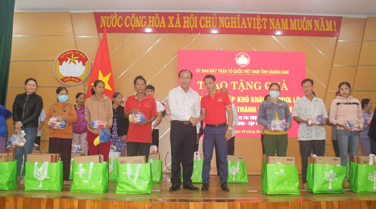 MTTQ tỉnh Quảng Nam trao tặng quà cho bà con.