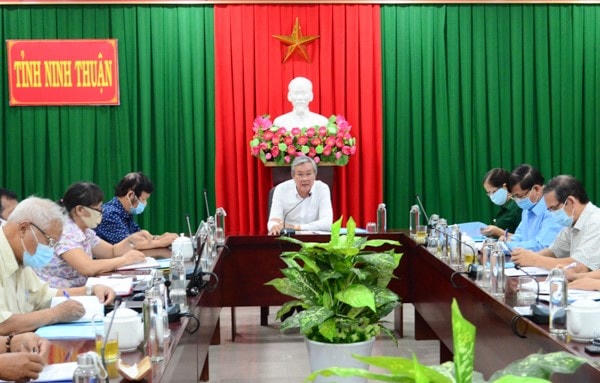 Ông Lê Văn Bình, UVTV Tỉnh uỷ, Chủ tịch Ủy ban MTTQ Việt Nam tỉnh Ninh Thuận chủ trì buổi tọa đàm.