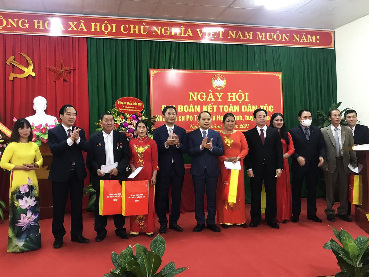 Trưởng ban Kinh tế Trung ương Trần Tuấn Anh tặng quà nhân dân khu dân cư Pò Tang.