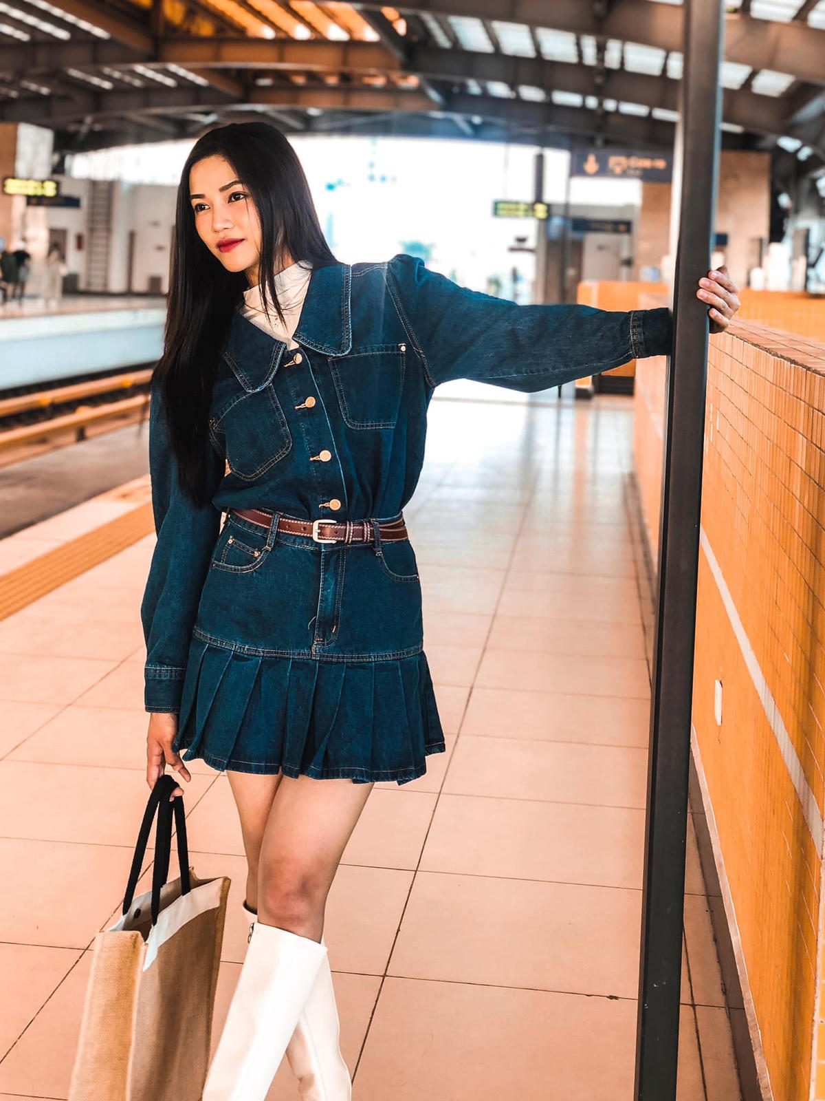 Khác hẳn cô gái giản dị trên phim, ngoài đời Anh Đào có gu thời trang trẻ trung, hiện đại. Diễn viên sở hữu chiều cao 1m66 cùng gương mặt khả ái, nhỏ nhắn.