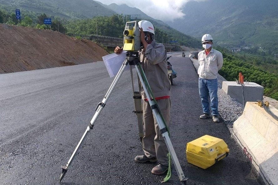Cần đẩy nhanh tiến độ xây dựng đường cao tốc.