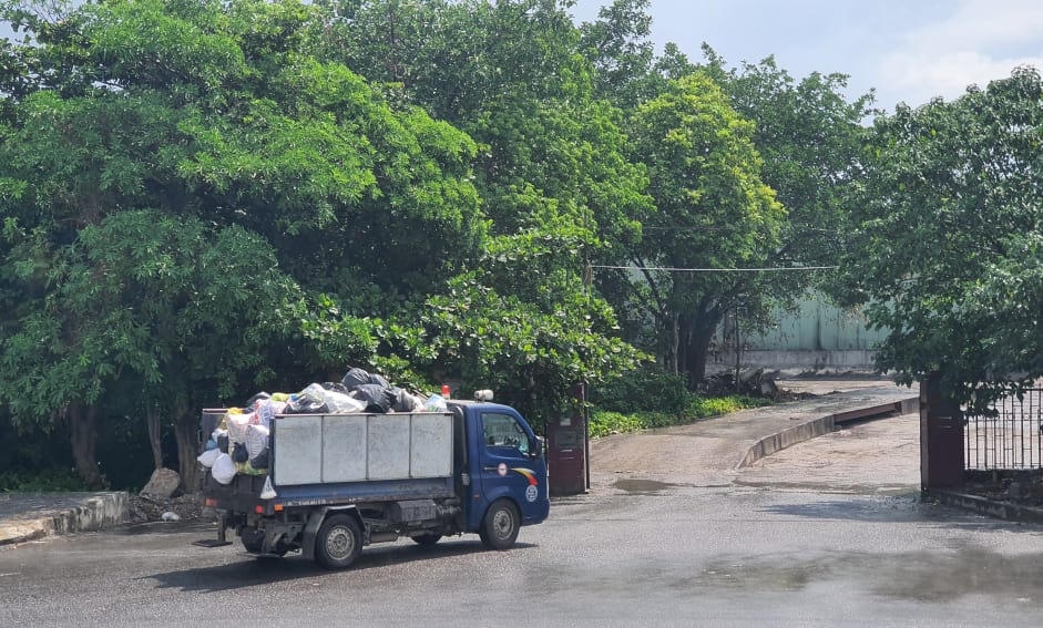 Trong chiều nay, các xe thu gom, vận chuyển rác thải sinh hoạt đã tái hoạt động ở TP Thái Bình.