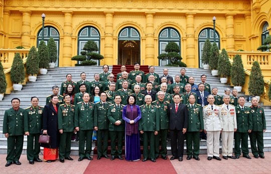 Phó Chủ tịch nước Đặng Thị Ngọc Thịnh cùng các cán bộ, tướng lĩnh, sỹ quan, chiến sỹ là cựu chiến binh của Trung đoàn 271.