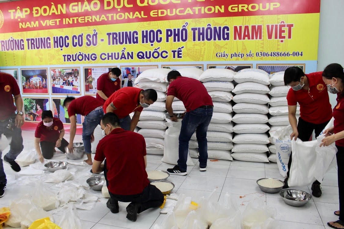 Hàng chục cán bộ nhân viên nhà trường hối hả phục vụ bà con