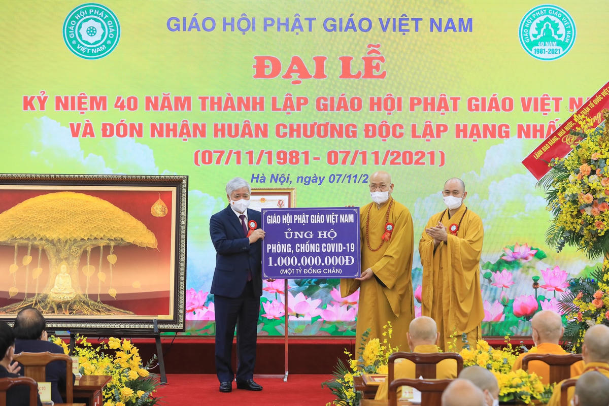 Chủ tịch UBTƯ MTTQ Việt Nam Đỗ Văn Chiến tiếp nhận ủng hộ phòng, chống dịch Covid-19 từ GHPG Việt Nam.