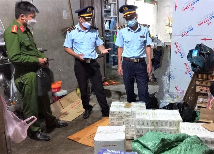 Lực lượng chức năng Quảng Trị kiểm tra, bắt giữ hàng lậu trên địa bàn.
