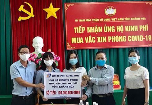 Công ty Cổ phần Dệt may Nha Trang trao số  tiền ủng hộ mua vacine phòng chống Covid -19 cho Ủy ban MTTQ Việt Nam tỉnh Khánh Hòa.