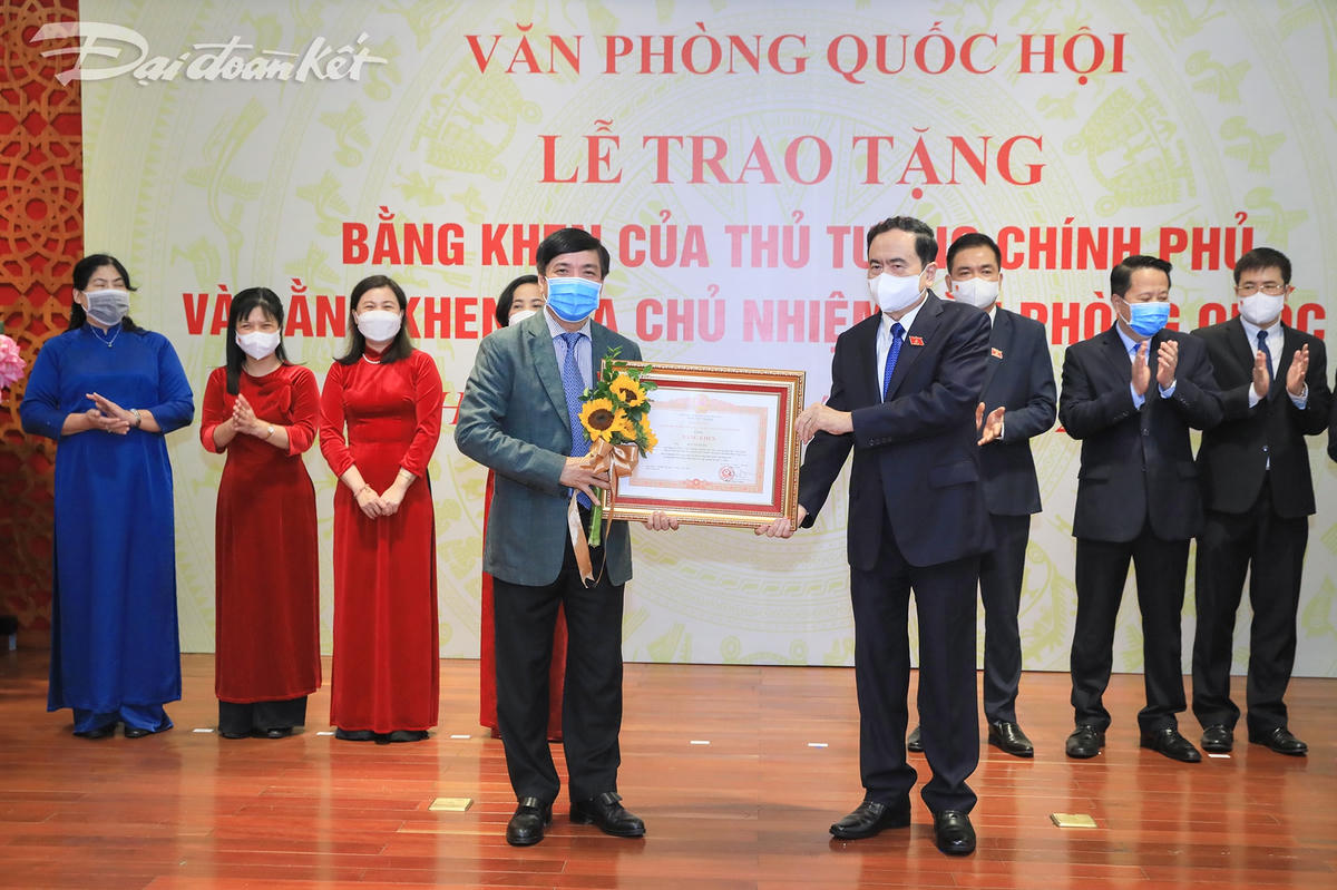 Phó Chủ tịch Thường trực Quốc hội Trần Thanh Mẫn trao tặng Bằng khen của Thủ tướng Chính phủ cho các cá nhân có thành tích xuất sắc.