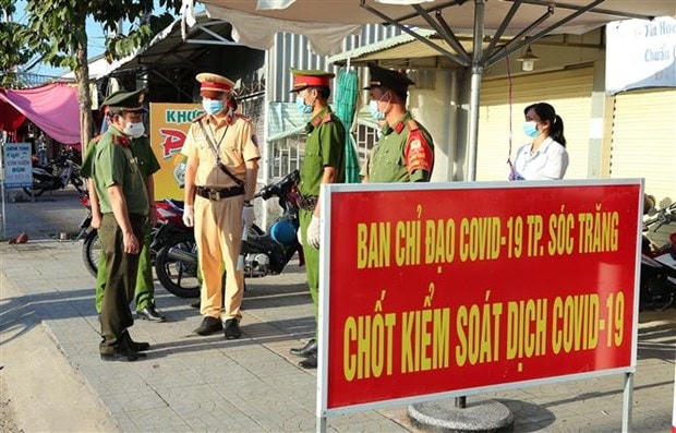 Lực lượng chức năng làm nhiệm vụ tại chốt phòng dịch. (Ảnh: TTXVN).