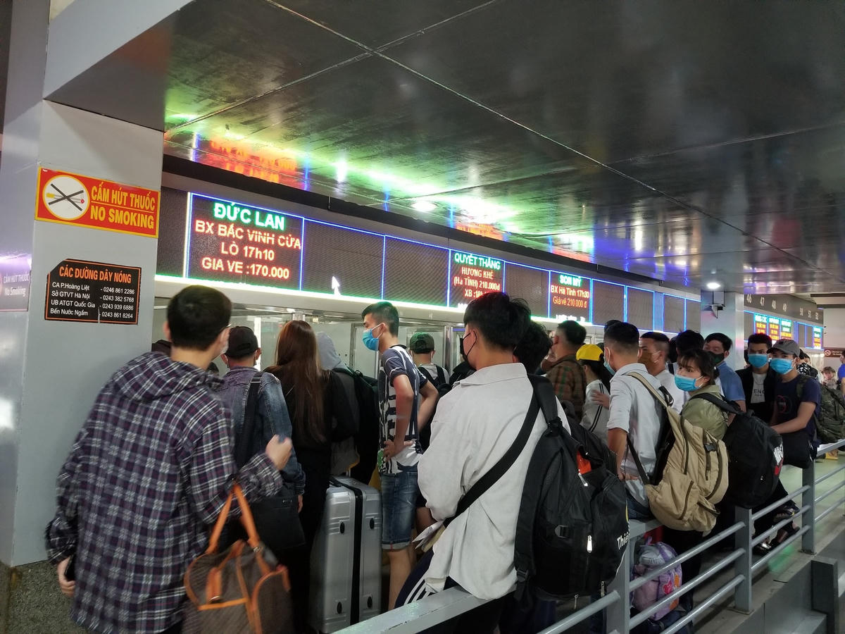 Từng hàng dài hành khách đợi chờ đến lượt mua vé trong thời tiết nóng bức của Hà Nội.