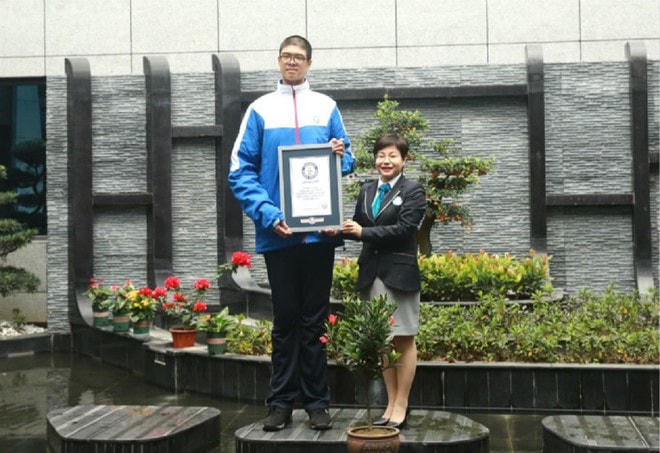 Cậu bé có chiều cao 'khủng'